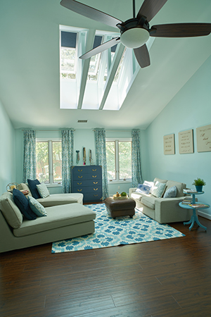 Living room with VELUX blinds